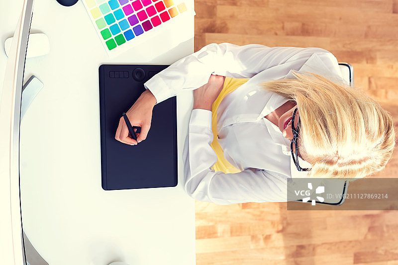 平面设计师使用她的绘图板图片素材