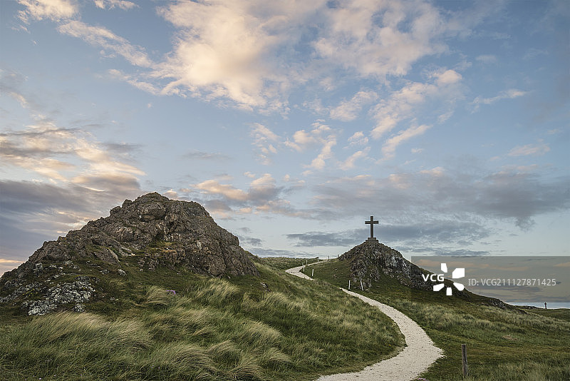 Ynys Llanddwyn岛景观中的十字架与图尔·马沃尔灯塔图片素材