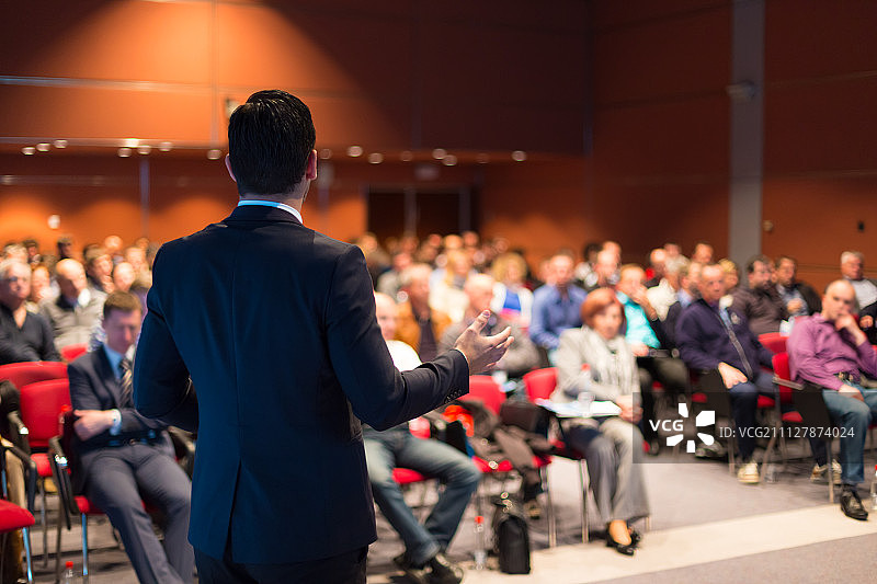 商务会议和演示中的演讲者图片素材
