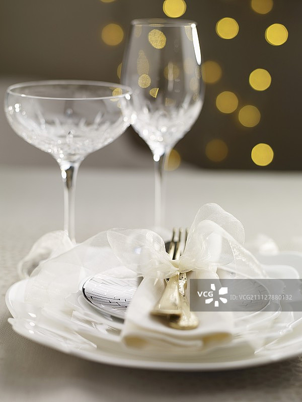 白色蝴蝶结与水晶杯的圣诞餐桌摆设图片素材