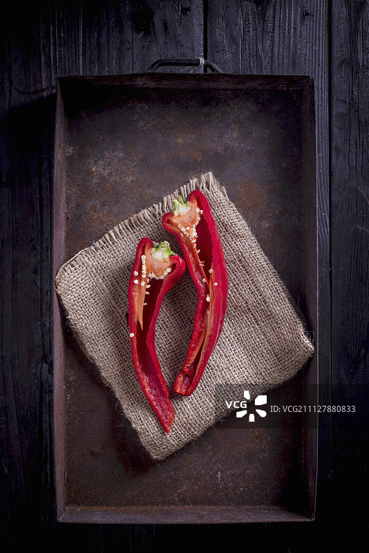 新鲜的红色对半切辣椒图片素材