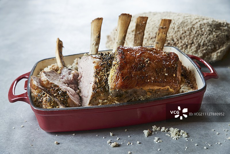 砂锅菜里的烤小牛肉图片素材