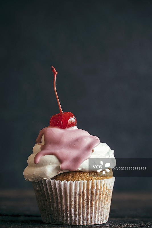 自制纸杯蛋糕，顶部有鸡尾酒樱桃图片素材