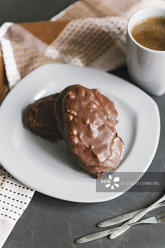 搭配咖啡的巧克力坚果饼干图片素材