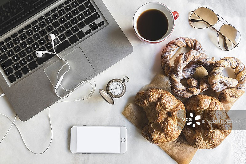 办公室早餐：咖啡和甜椒盐脆饼图片素材