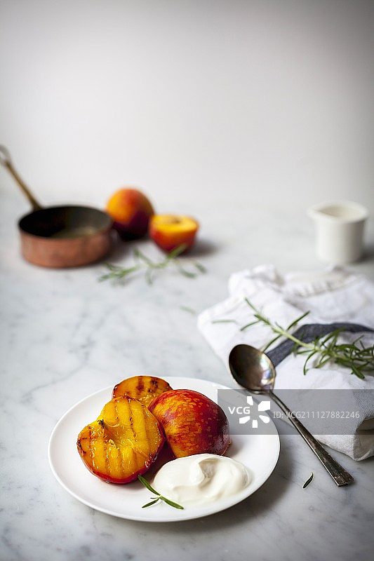 烤桃子配酸奶图片素材