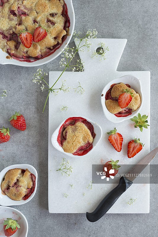 小草莓焗烤图片素材