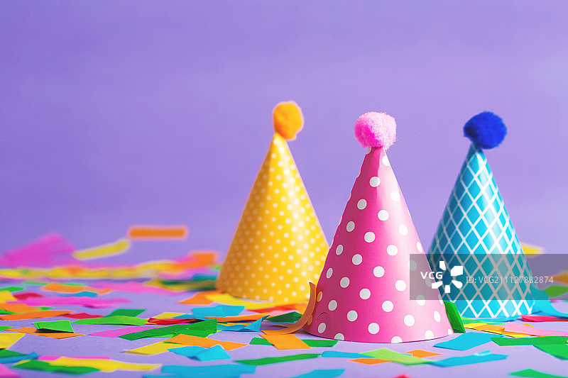 明亮背景上的派对帽庆祝主题图片素材
