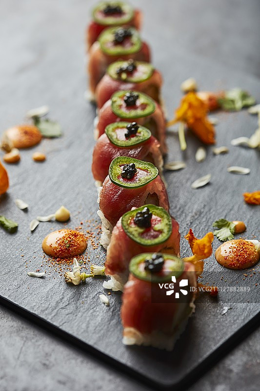 金枪鱼辣椒鱼子酱寿司图片素材