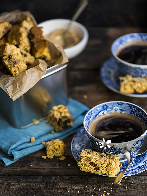 搭配咖啡的什锦早餐和酪乳面包干图片素材