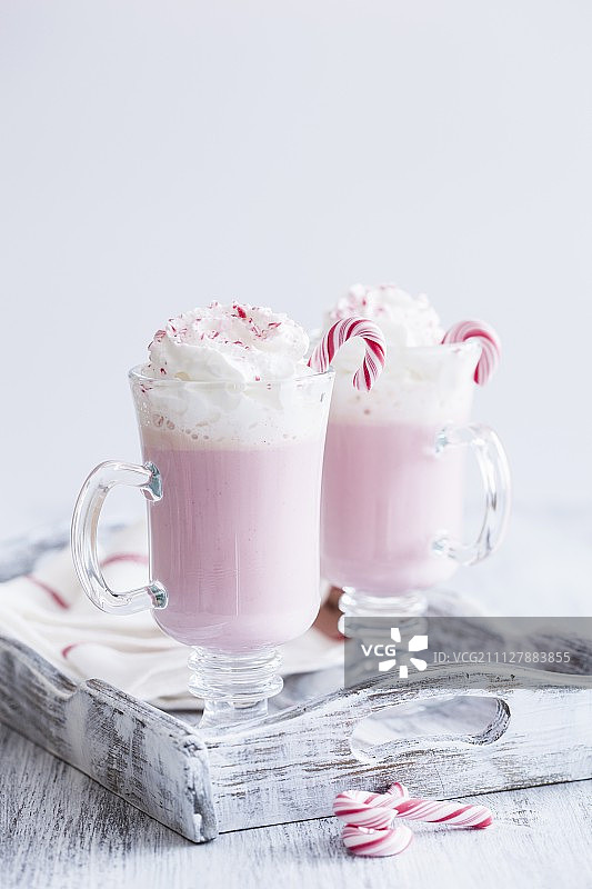 白色热巧克力与拐杖糖图片素材