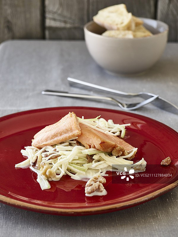 烟熏鳟鱼华尔道夫沙拉图片素材