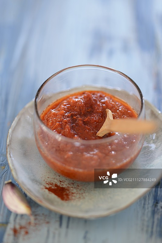 玻璃碗中的红色mojo酱图片素材