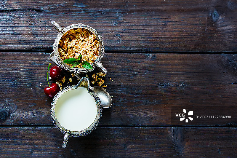 格兰诺拉麦片、牛奶和樱桃图片素材