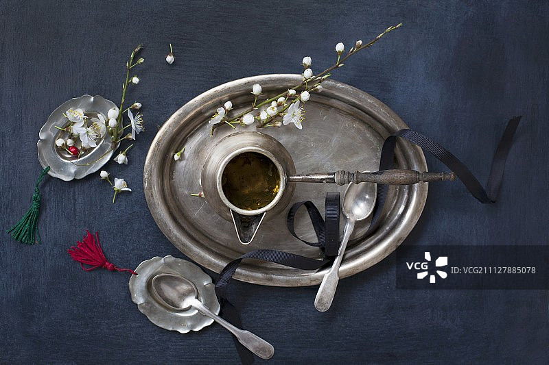 银色托盘上的茶壶（监督）图片素材