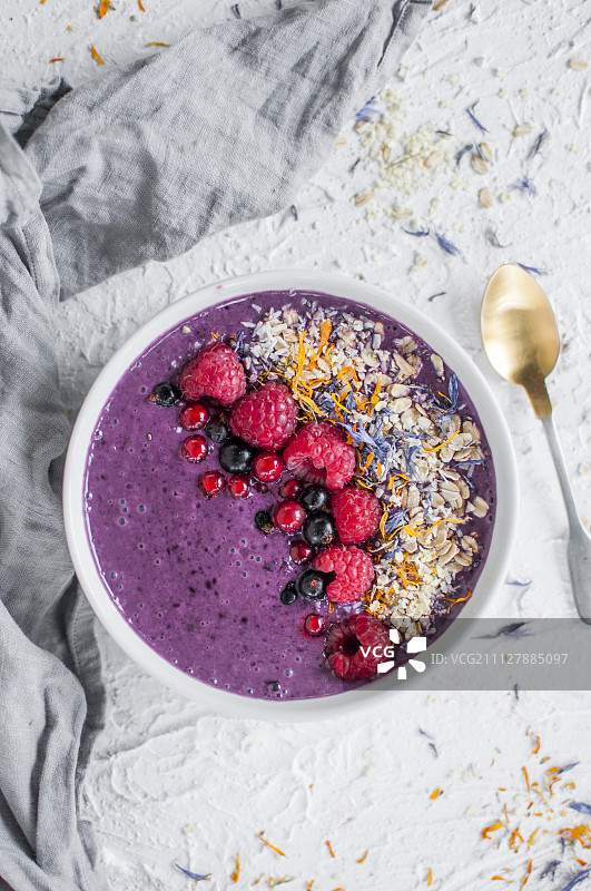蓝莓浆果奇亚籽小米冰沙碗图片素材