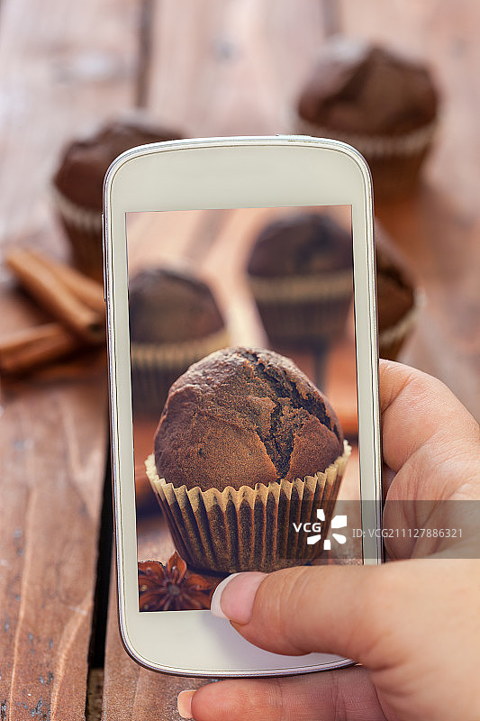 女人拍摄巧克力松饼图片素材