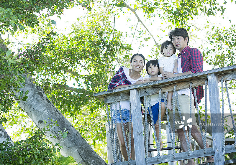 父母身份 父母和小孩 木制甲板图片素材