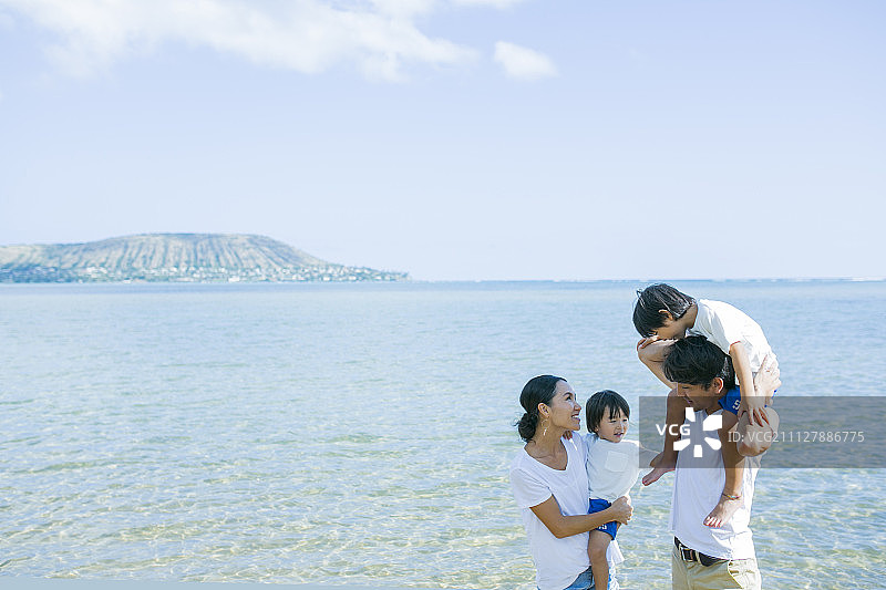 父母和孩子们的假日时光图片素材