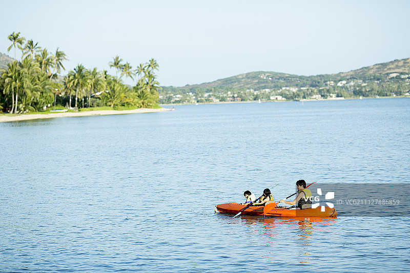 父母身份 父母和小孩 皮船图片素材