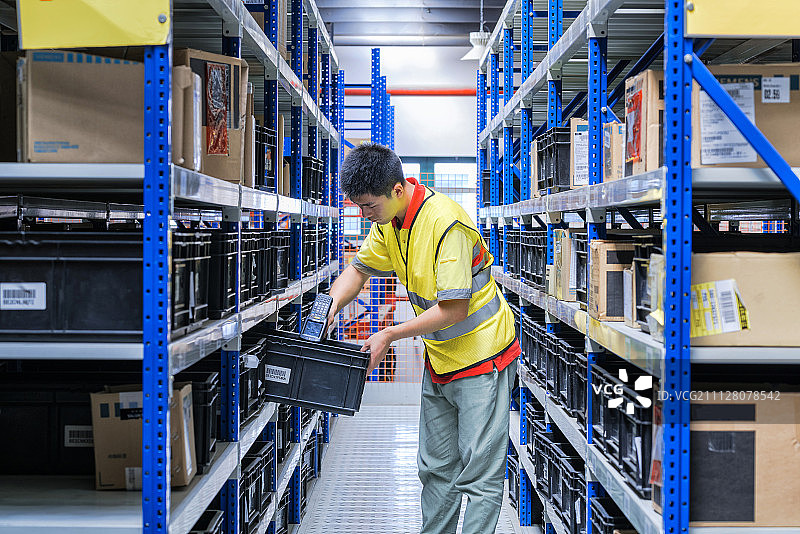 物流仓库里正在检验的工人图片素材