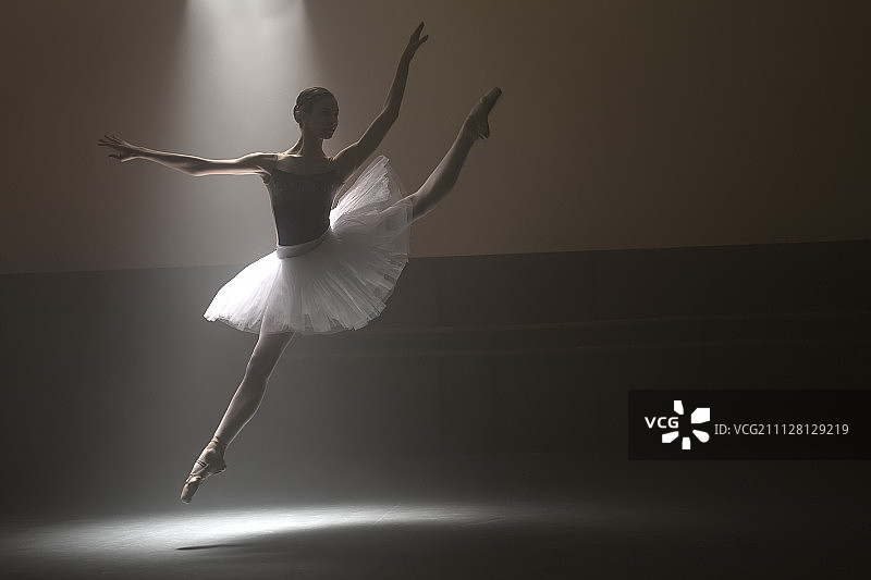 穿白色芭蕾舞裙的芭蕾舞演员图片素材