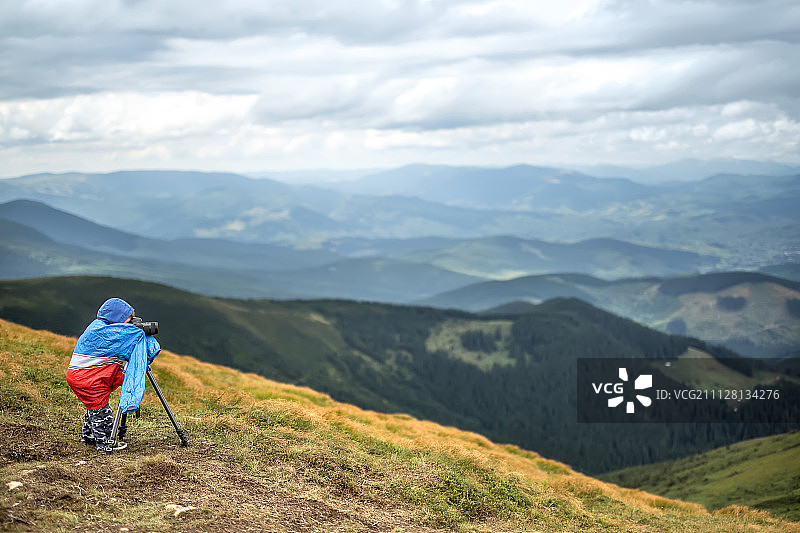 拿着照相机的孩子图片素材