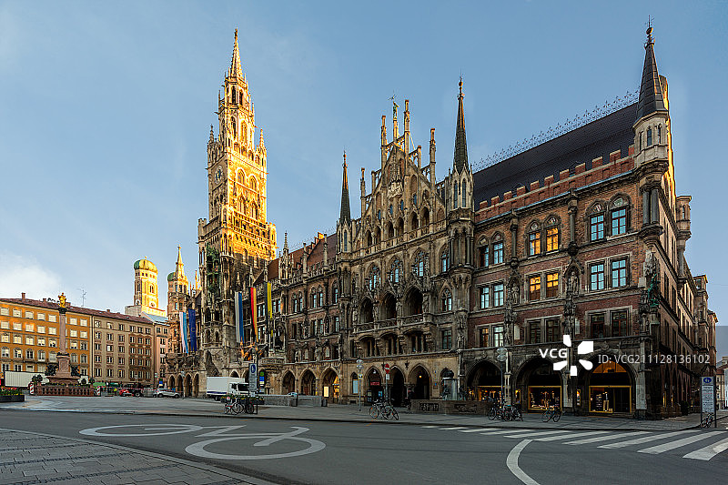 清晨慕尼黑玛利亚广场和市政厅全景图片素材