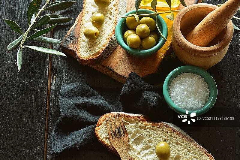 橄榄油配面包、大蒜和盐图片素材