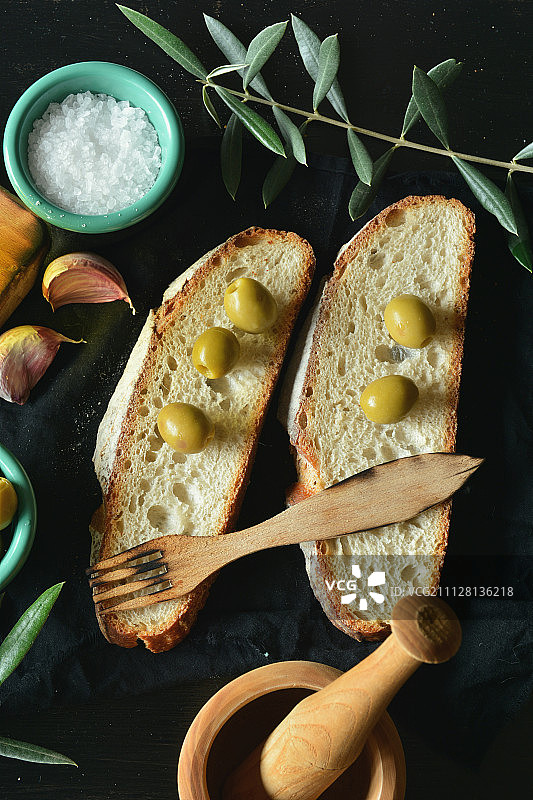 橄榄油配面包、大蒜和盐图片素材
