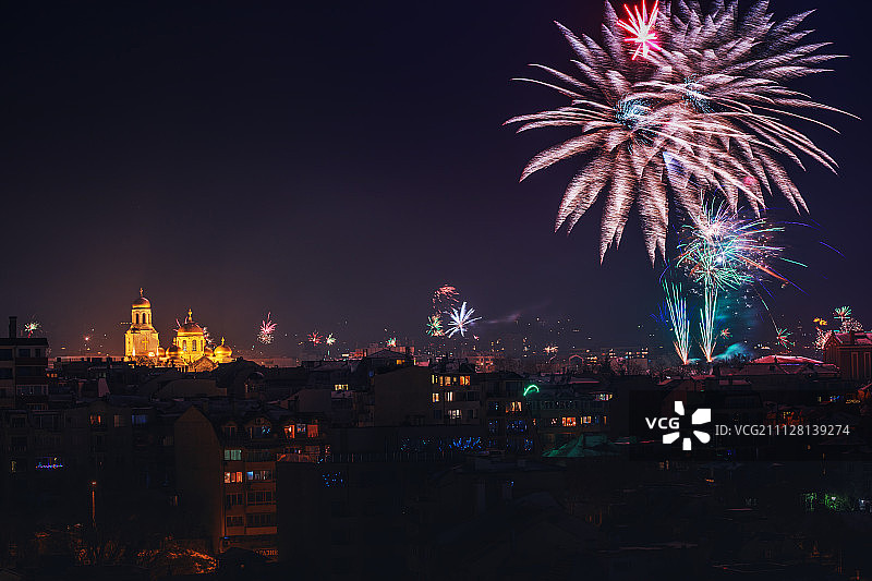 瓦尔纳市中心烟花庆祝场景图片素材