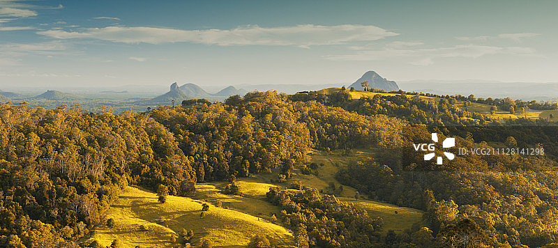 午后阳光下的比尔瓦山图片素材