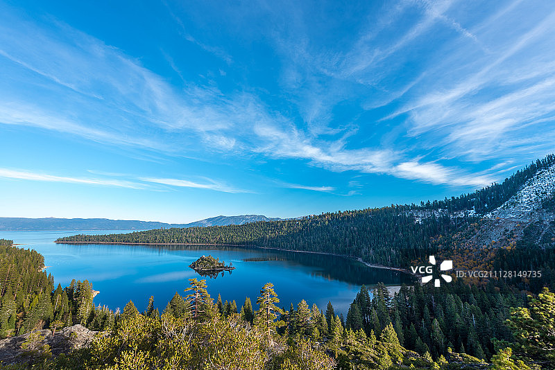 午后阳光下的太浩湖翡翠湾图片素材