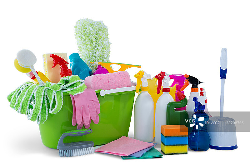 白色背景上的带水桶的清洁设备图片素材