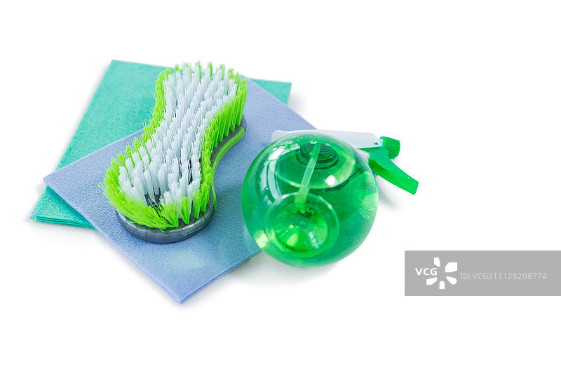 白色背景清洁刷和喷雾瓶俯视图图片素材