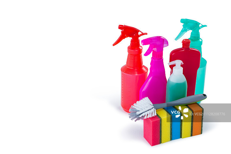用彩色喷雾瓶清洁海绵和刷子图片素材