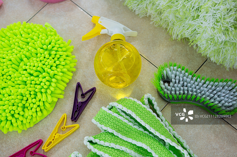 瓷砖地板上的海绵和清洁产品顶视图图片素材