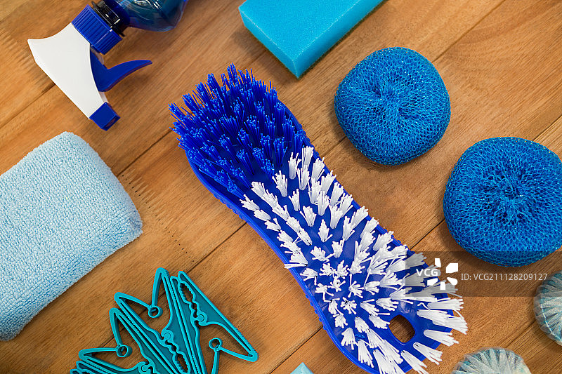 木桌上的刷子和喷雾剂俯视图图片素材