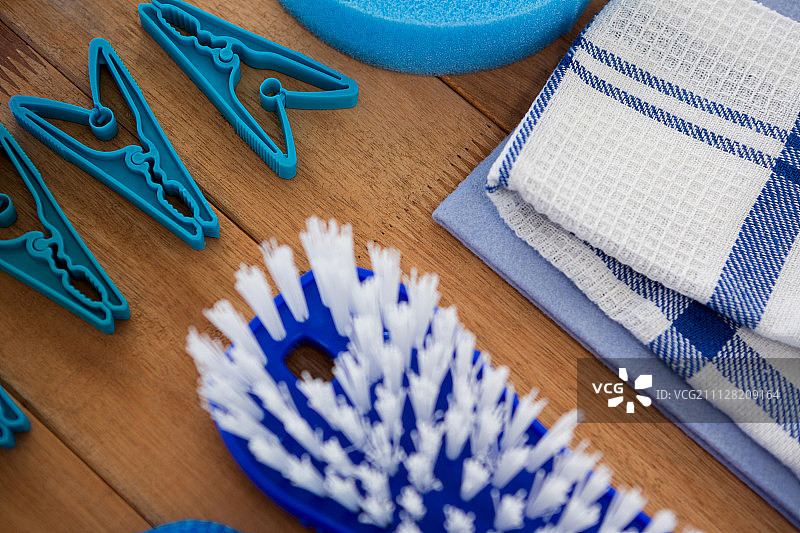 木桌上的刷子、衣夹和餐巾特写图片素材