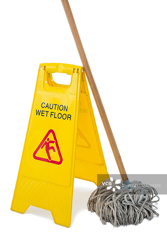 白色背景下的湿滑地面警示牌和拖把图片素材