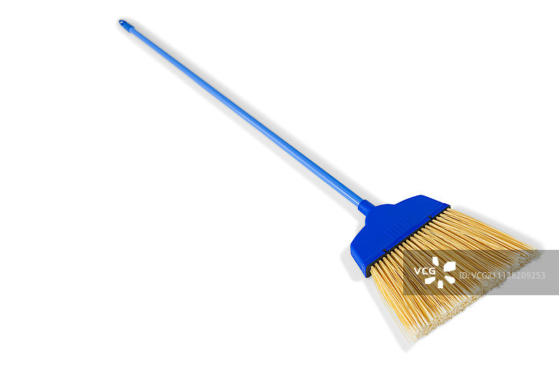 白色背景下的长柄扫帚特写图片素材