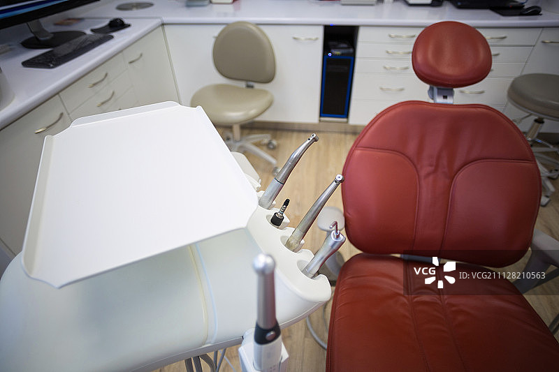 诊所里的专业牙科椅和牙医工具图片素材