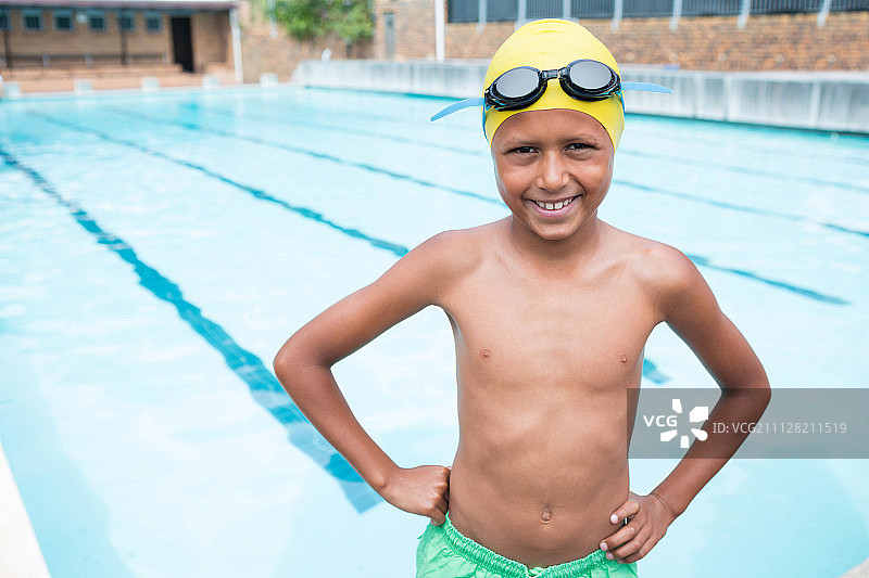 在泳池边微笑的男孩肖像图片素材