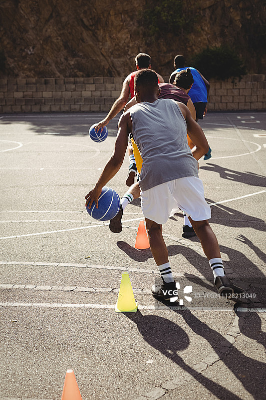 篮球运动员在室外篮球场练习运球图片素材