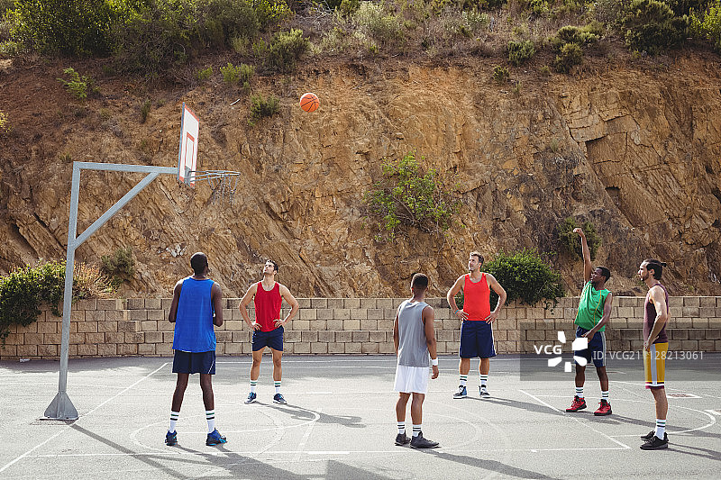 篮球运动员在户外篮球场罚球图片素材