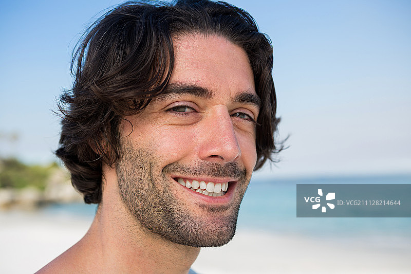 在海滩上微笑自信的男人特写图片素材