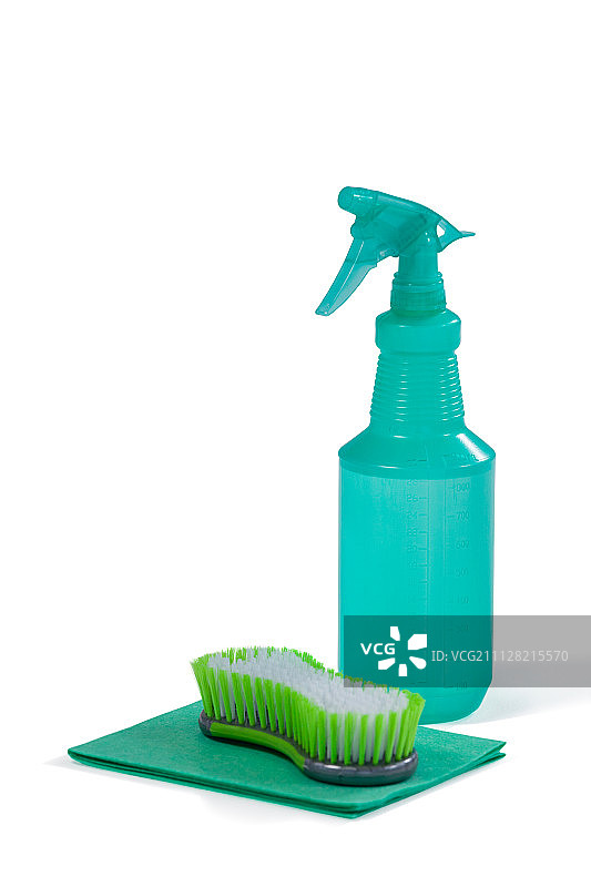 白色背景上的清洁剂喷雾瓶和百洁布图片素材