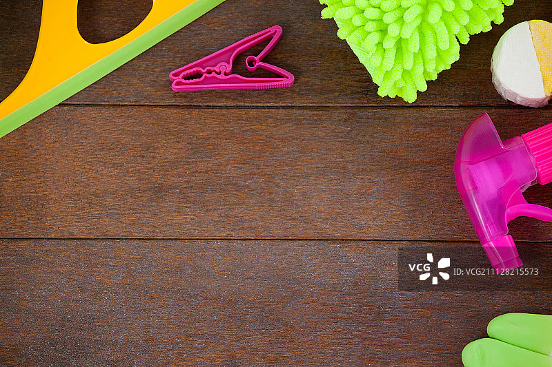 俯视视角：木地板上的各种清洁设备图片素材