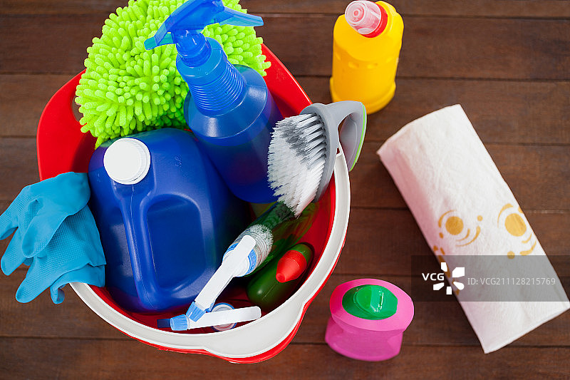 木地板上装有清洁用品的桶特写图片素材