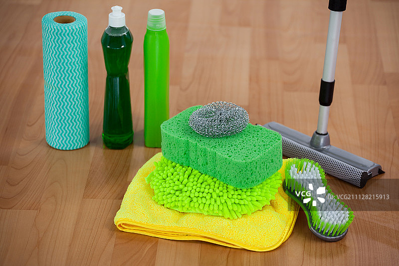 木地板上各种家政用品的特写图片素材